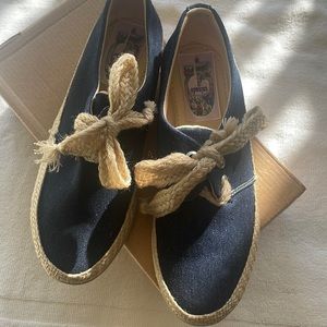 Jean dark blue color, thread natural laces, Size 6